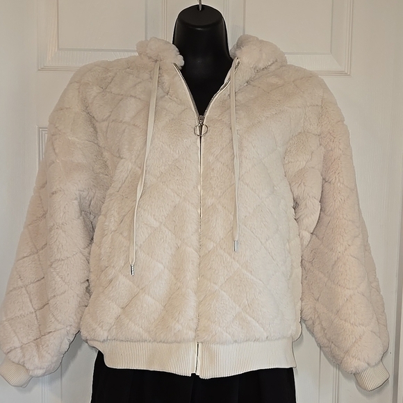 37. Forever 21 Quilted Faux Fur Jacket - Cream size small - Picture 1 of 6